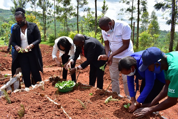 Guverineri Habitegeko atangiza ubukangurambaga bwo kurwanya imirire mibi mu Ngororero