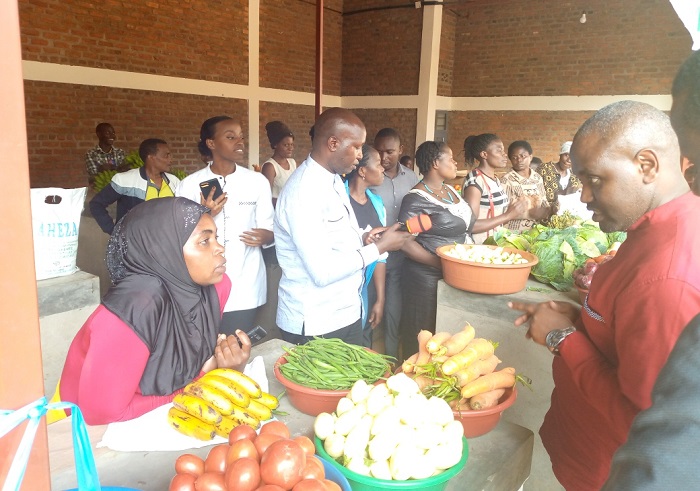 Abahinzi b'imboga n'imbuto bishimiye ko batangiye kugurisha bitabagoye