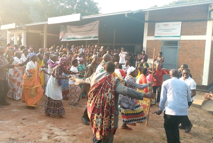 Akanyamuneza ko kubakirwa isoko ribegereye bakagaragaje mu mbyino