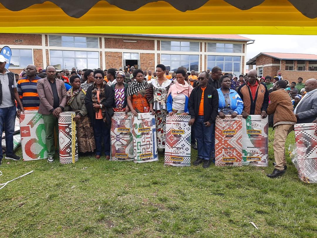 Bahawe ibikoresho bizabafasha mu kwita ku bana mu ngo mbonezamikurire