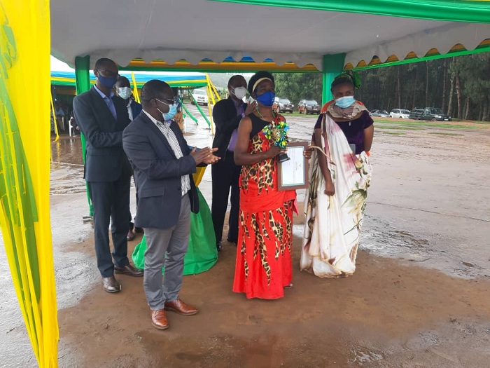 Umuyobozi w'itorero Imbere Heza yashyikirijwe ibihembo