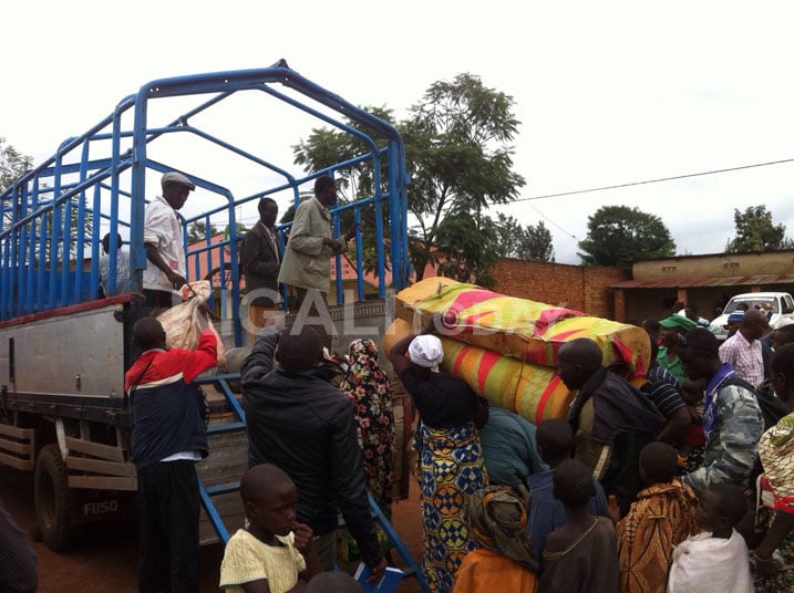 Batangiye kubimura babakura Kamabuye babatwara mu nkambi y'agateganyo ya Gashora.