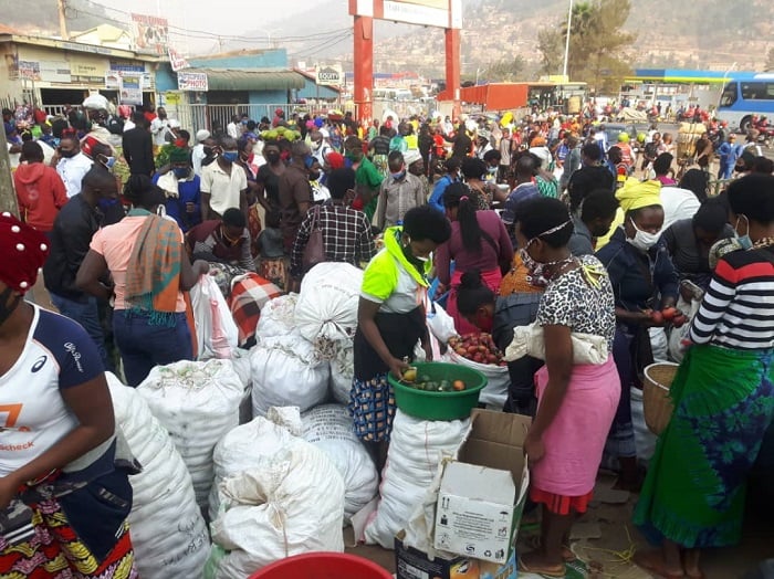 Abacuruzi bari bamaze gusohora ibintu kwa Mutangana, bamwe babigurishirizaga ku muhanda kuri make