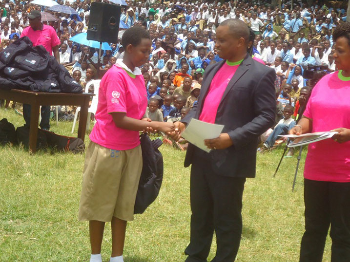 Abakobwa bahembwe na Imbuto Foundation mu rwego rwo gukomeza kubashyigikira mu myigire.
