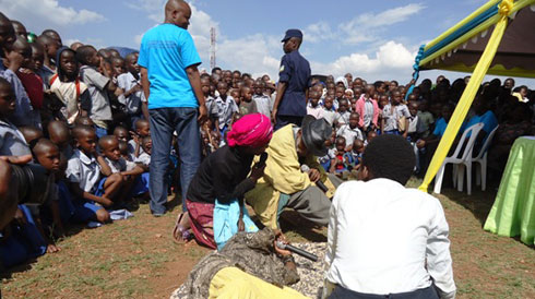 Ikinamico ni bumwe mu buryo bwifashishwa mu kubwira urubyiruko ko rwugarijwe n'ibyago byo kwandura SIDA no gutera cyangwa guterwa inda zitifuzwa.