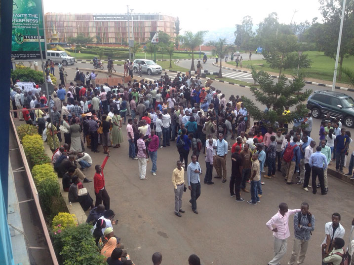 Abantu bari benshi imbere ya KBC bitegura urugendo rwo kwamagana BBC.