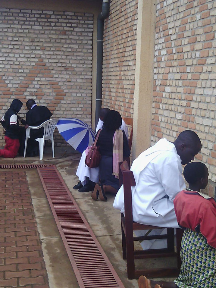 Mbere y'uko misa itangira, abakirisitu bahawe penetensiya.