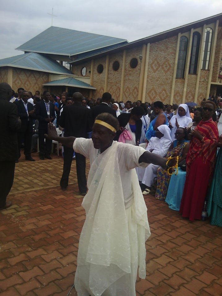 Uyu mukecuru yishimiye isabukuru y'imyaka 33 ishize i Kibeho habereye amabonekerwa.