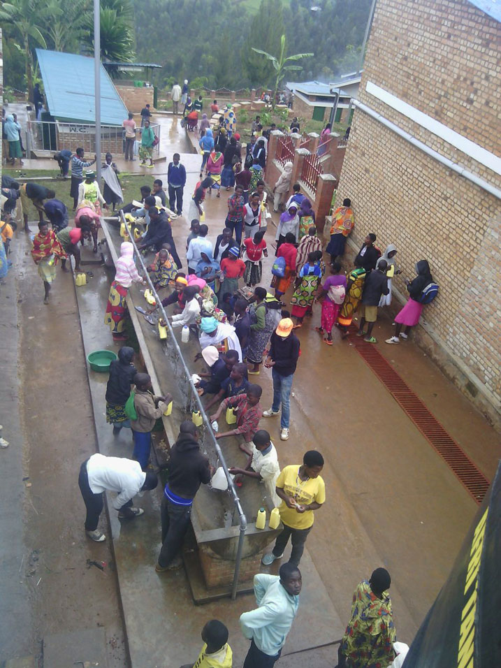 Abakirisitu barimo kuvoma amazi aza guhabwa umugisha aho i Kibeho.