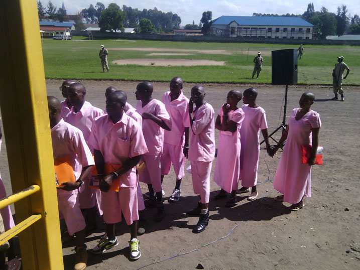 Abashinjwa gukorana na FDLR baraburanira muri stade i Musanze.