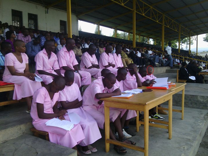 Abashinjwa gukorana na FDLR baraburanira muri stade i Musanze. Nsengiyumva Jotham ari ahahera iburyo.
