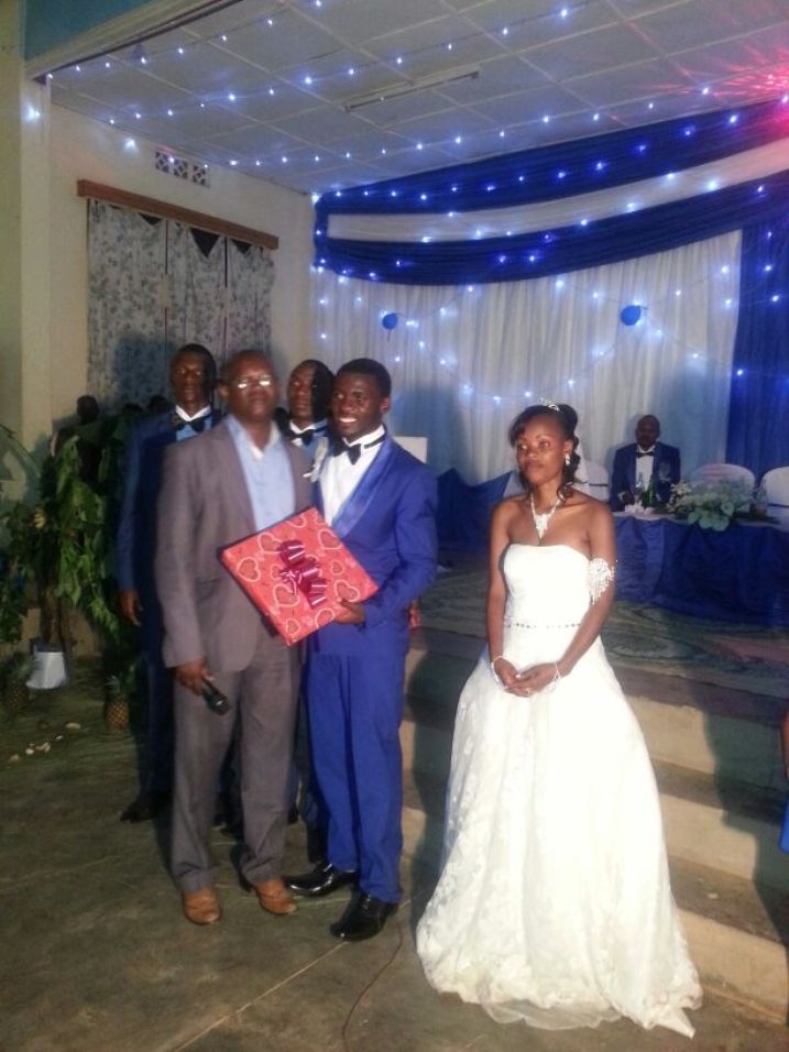 Abayobozi ba Rayon Sports bahaye impano umukinnyi wabo