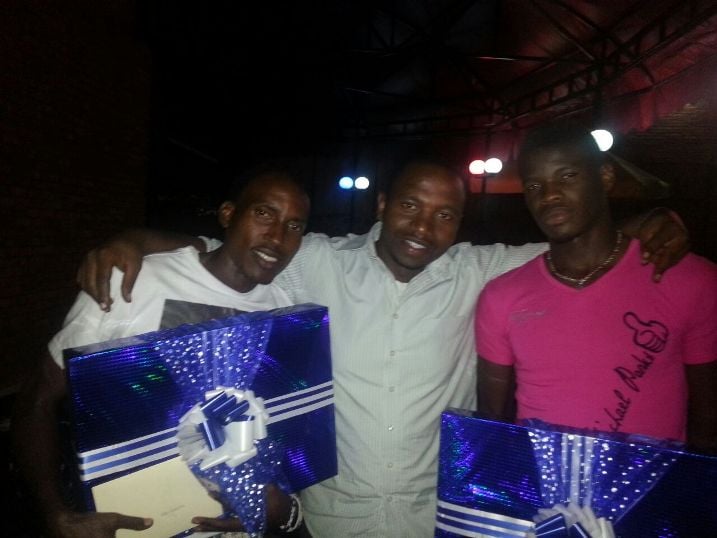 Perezida wa Forever(hagati) hamwe n'abasore bahoze bakinira ikipe ya Rayon Sports
