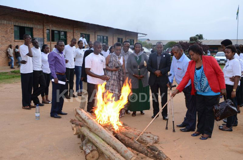Abanya Runda hamwe n'abayobozi mu kwibuka ku nshuro ya 21 abatutsi bshwe muri Jenoside bakajugunywa muri Nyabarongo.