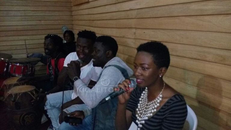 Bamwe mu bahanzi bari muri Studio bakora indirimbo zihamagarira abantu gusigasira Ikinyarwanda 