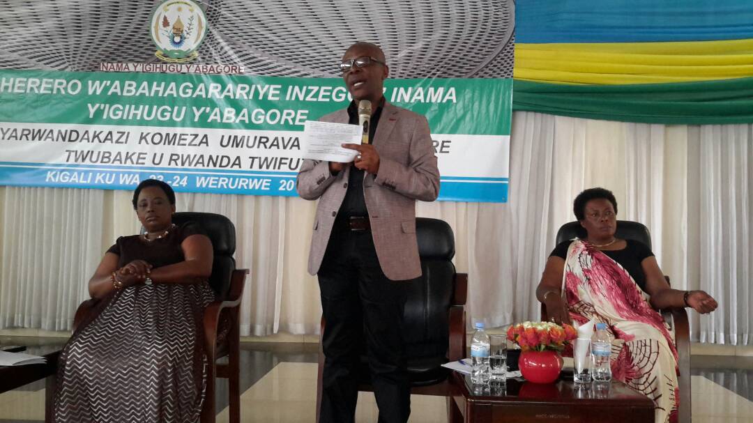 Shehe Bahame Hassan aribaza impamvu u Rwanda rufite abagore beza ariko ingo bashinzwe kureberera zikabamo umwanda n