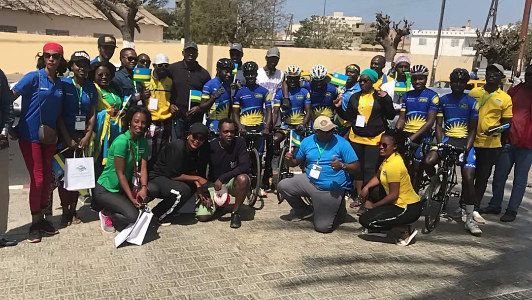 Abakinnyi b'u Rwanda mbere yo gutangra isiganwa, beretswe n'Abanyarwanda batuye muri Senegal ko babari inyuma