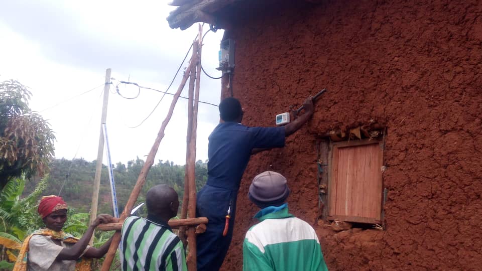 Buri rugo rwashyizwemo amashanyarazi