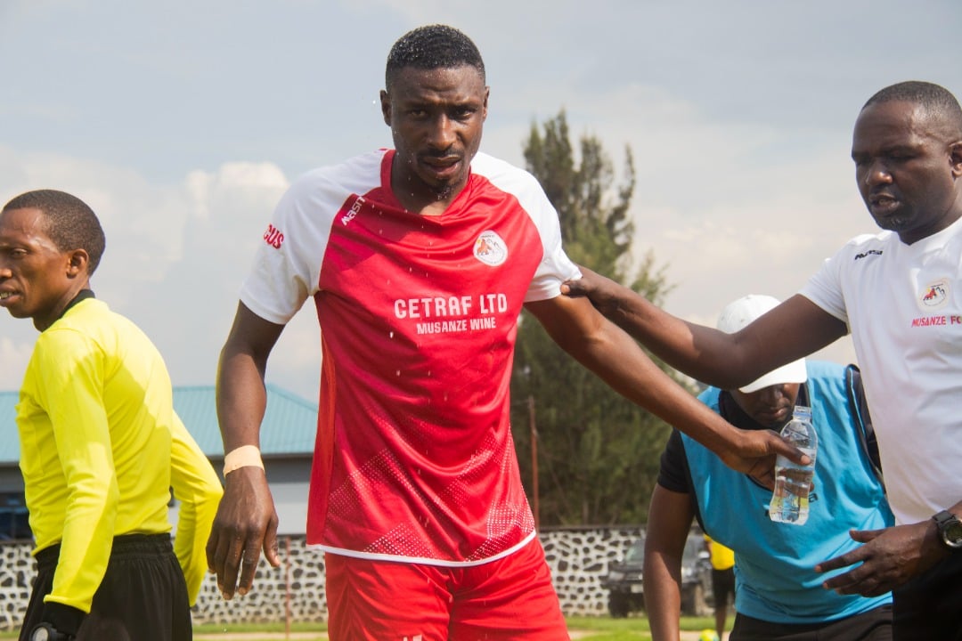 Myugariro wa Musanze FC Muhire Anicet Gasongo yavunitse ku munota wa 32 arasimburwa.