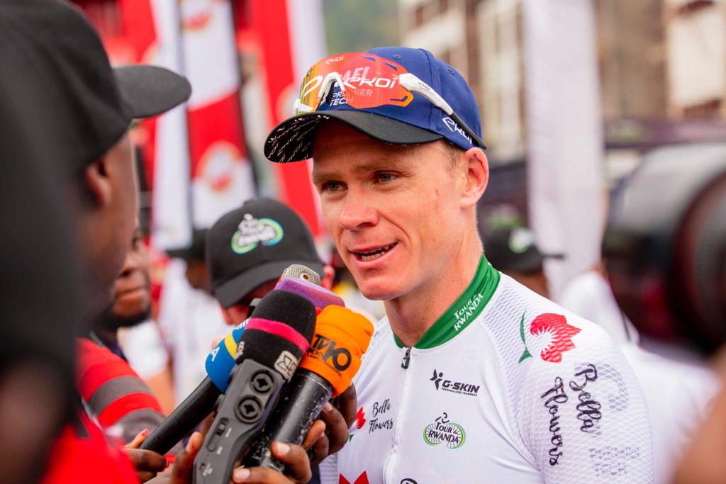 Chris Froome yaje gutobokesha inshuro ebyiri aranagwa, aha yaganiraga n'itangazamakuru asobanura uko byagenze