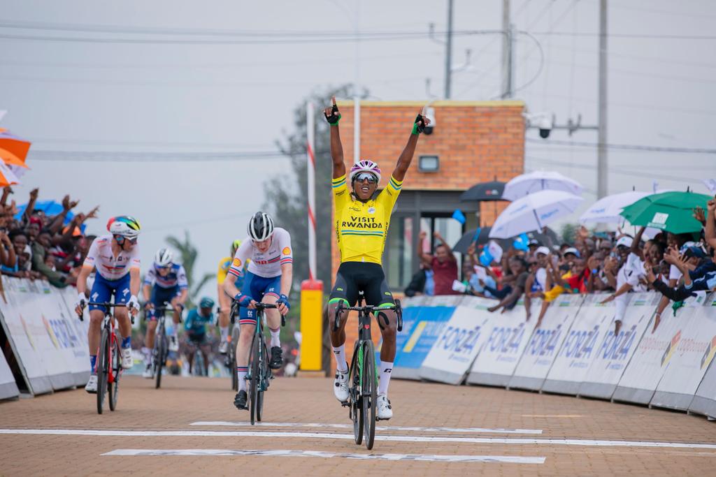 Henok Mulueberhane celebrates winning the Tour du Rwanda 2023