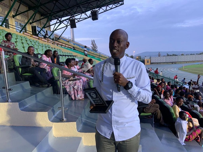 Meya Sebutege amurikira abaturage igikombe cy'umwanya wa 2 begukanye