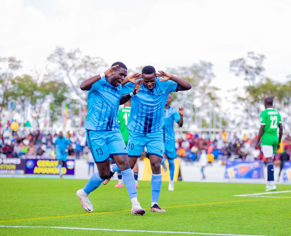 Abakinnyi ba Police FC bishimira igitego cya mbere cya Muhadjili