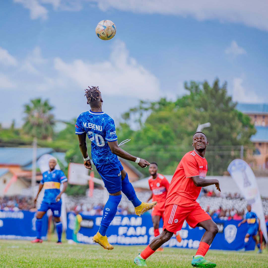 Ubwo Musa Esenu yateraga umupira n'umutwe imbere y'izamu rya Musanze FC ariko umupira ukajya hanze