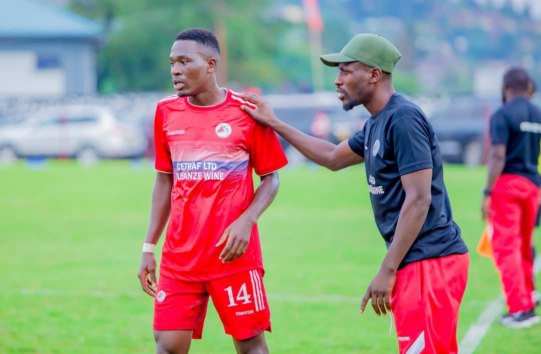 Umutoza wa Musanze FC wungirije Imurora Japhet aha amabwiriza Lethabo Mathaba ukina imbere ku ruhande rw'iburyo rwa Musanze FC