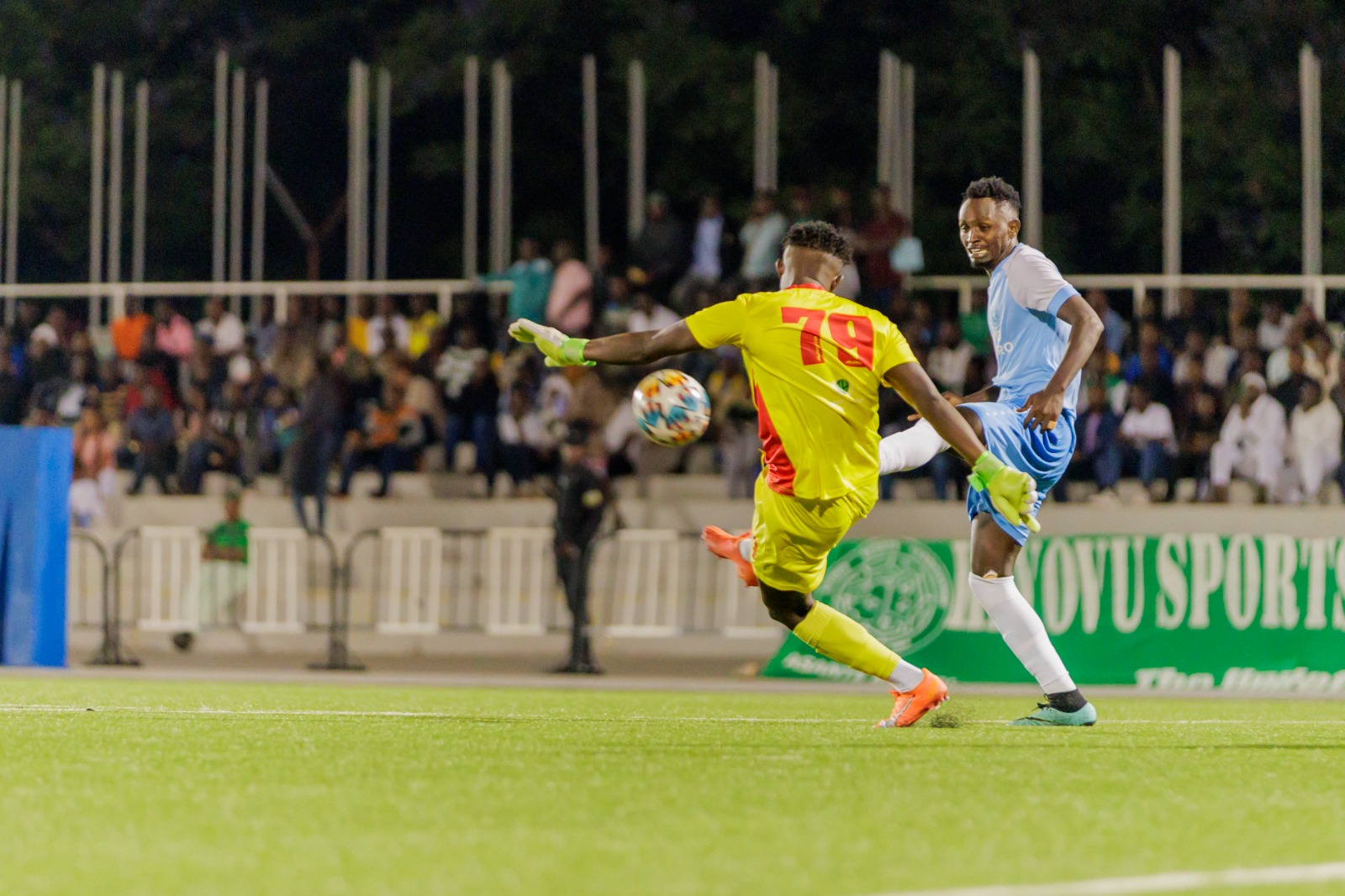 Mugenzi Bienvenue agerageza kubangamira umunyezamu Djihad Nzeyirwanda bahoze bakinana muri Kiyovu Sports