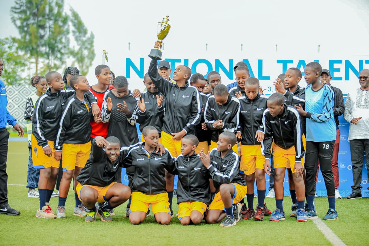 Abana bitwaye neza bahawe ibihembo. Iyi ES Kiziguro yitwaye neza muri Handball y