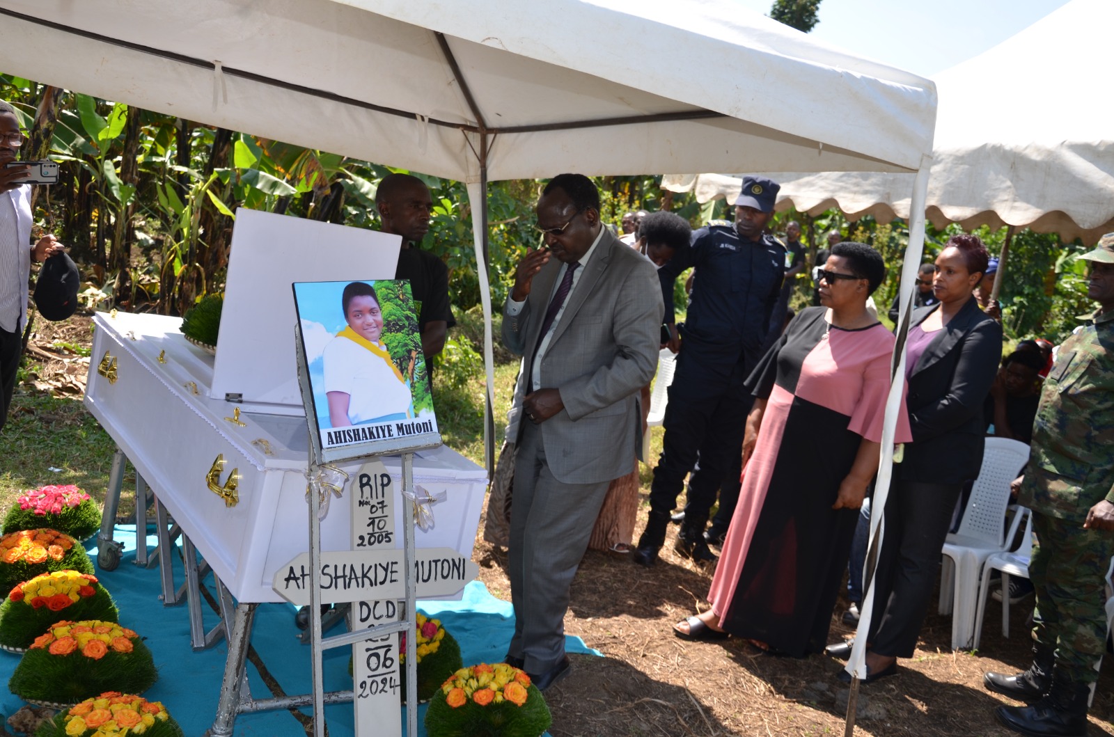 Senateri Sindikubwabo yunamira umubiri wa Mutoni
