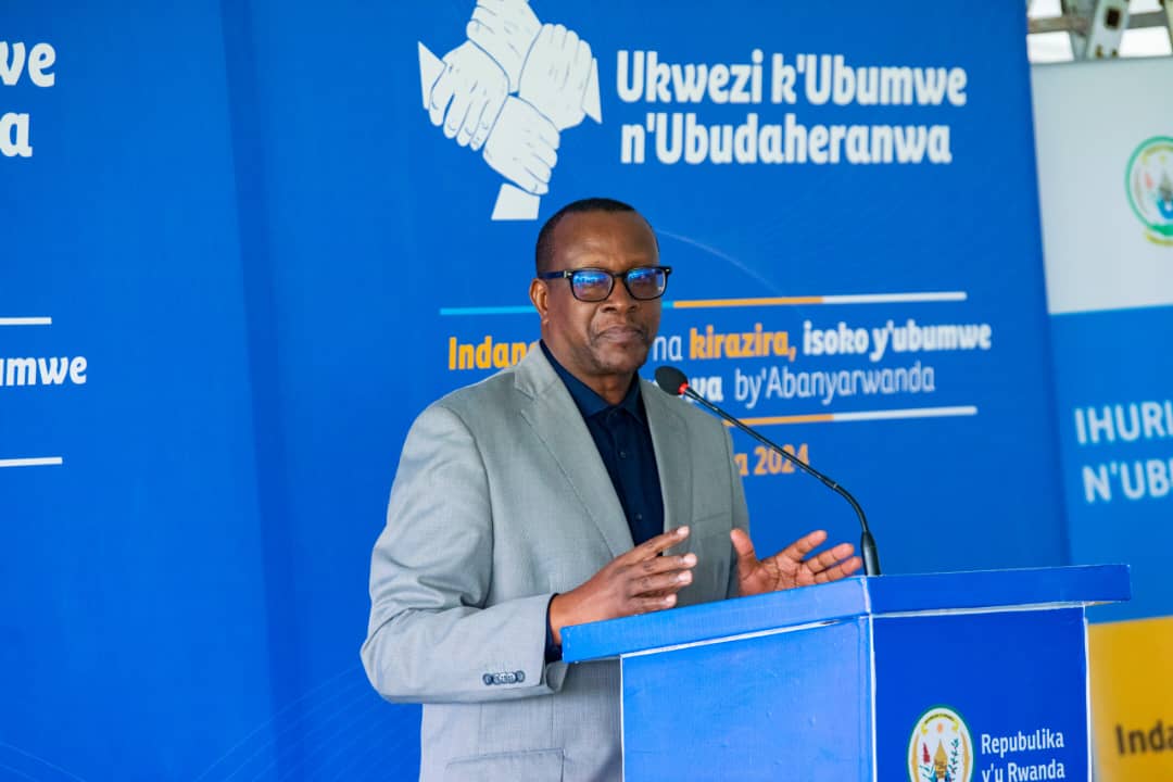 Minisitiri w'Ubumwe bw'Abanyarwanda n'Inshingano Mboneragihugu, Dr. Bizimana Jean Damascene, avuga ko abanyamadini biyita abahanuzi bagamije gusahura bakwiye kwamaganwa kandi bakabireka
