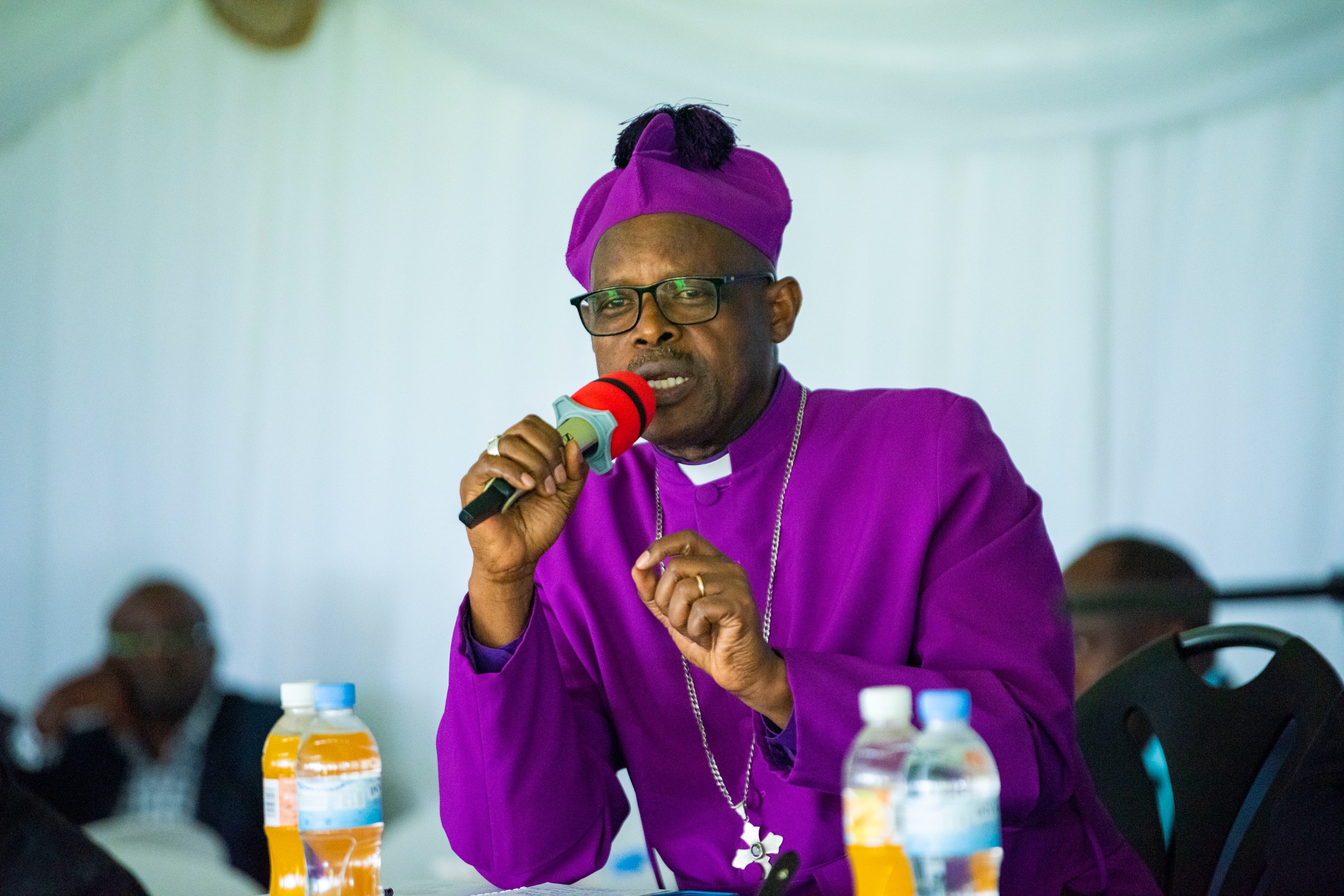 Musenyeri Karemera Francis avuga ko ubusanzwe nta muhanuzi wizeza abantu ibyo batakoreye
