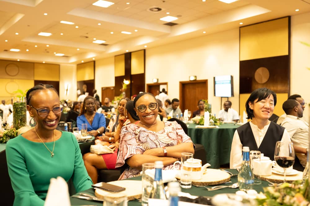 Minisitiri w'Ibidukikije, Valentine Uwamariya na Belinda Bwiza uyobora Tubura mu birori byo kwishimira ibiti byatewe no gutangiza gahunda yo gutera ibindi