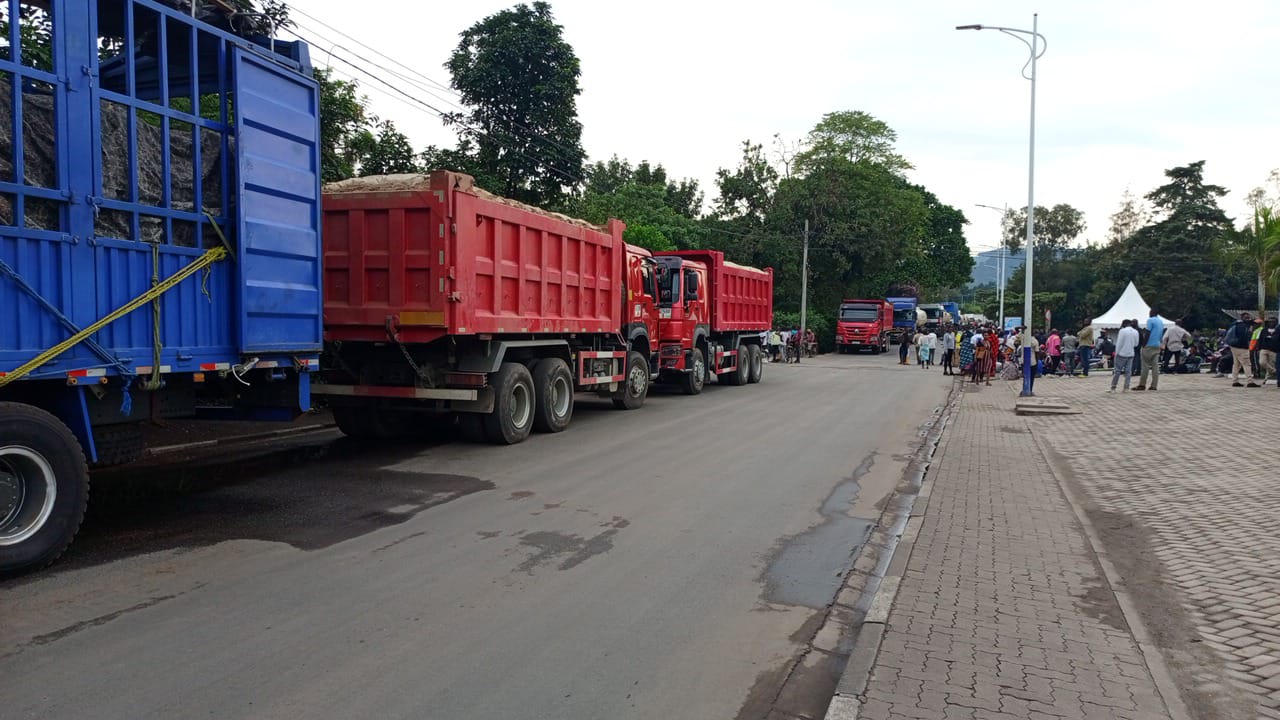 Ku mupaka hari abantu benshi n'imodoka zabuze uko zambuka