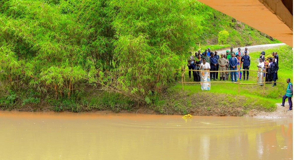 Meya Kayitare n'abandi bayobozi bashyize indabo muri Nyabarongo yajugunywemo Abatutsi