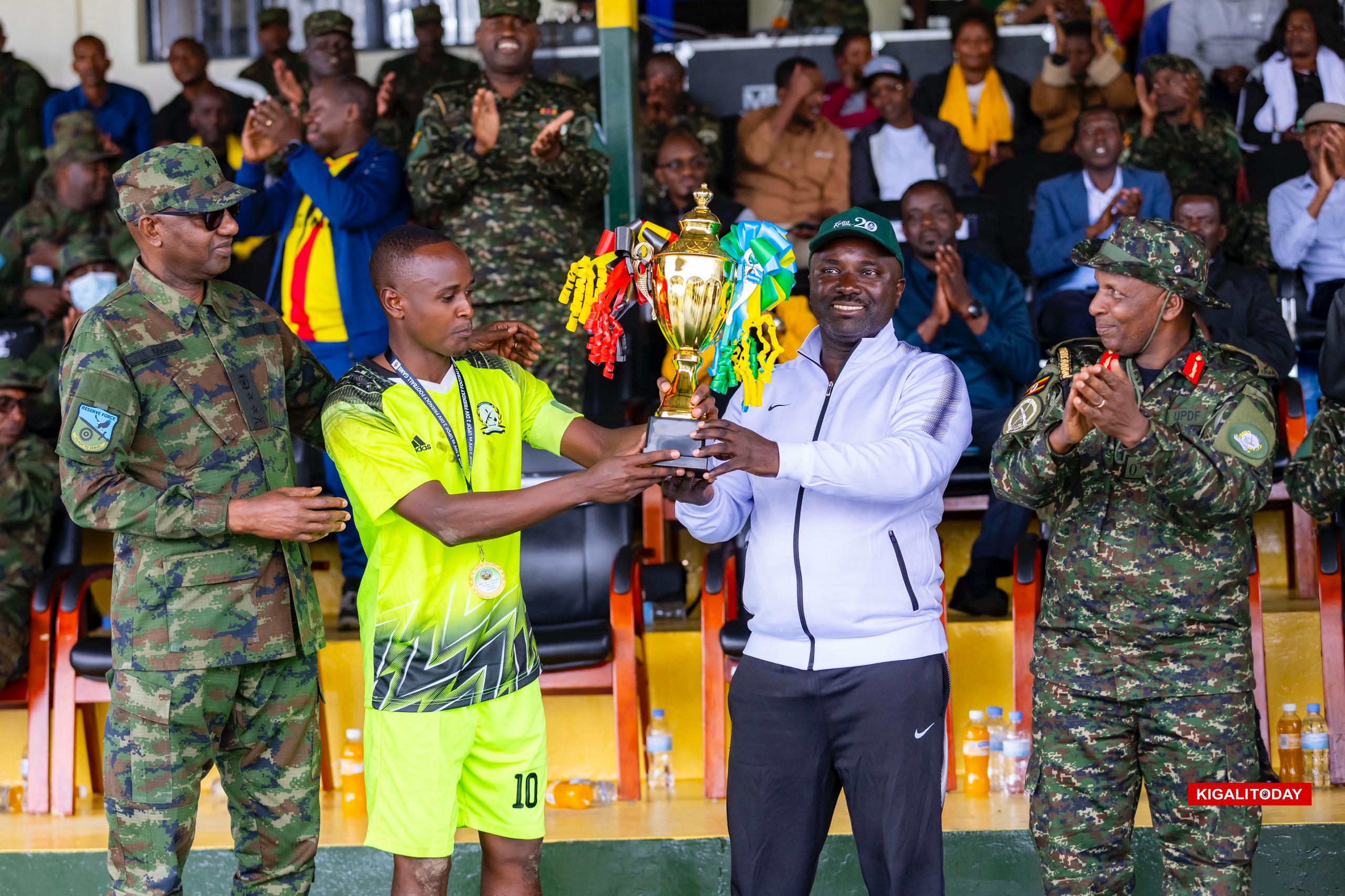 Kapite wa Diviziyo ya kabiri y'Ingabo za Uganda Aijuka Edgar ashyikirizwa igikombe 