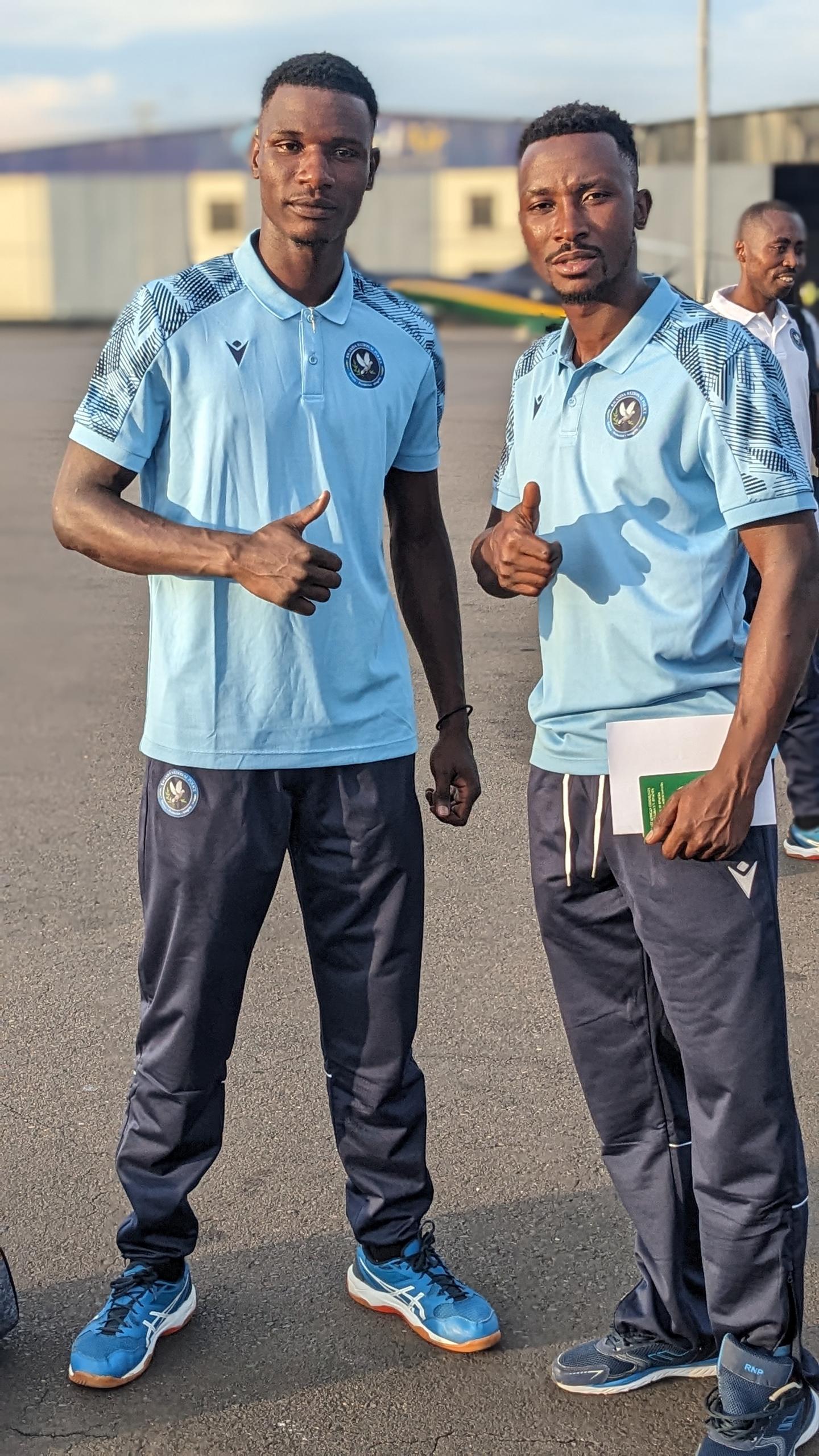 Mbesutunguwe Samuel(Ibumoso) wa Police HC na Nshimiyimana Alexis (Iburyo) wa APR HC bose bakinanaga muri Police HC 