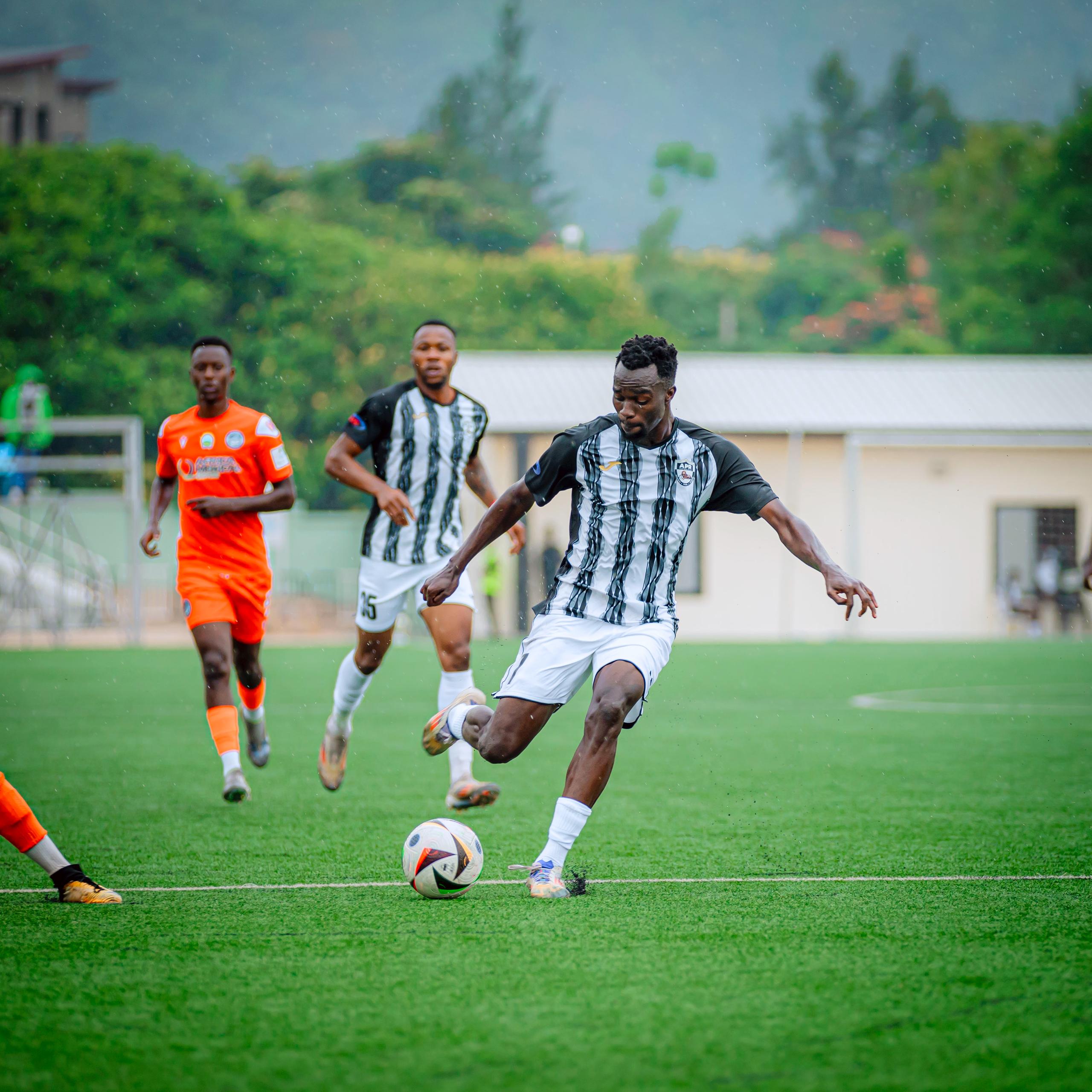 Hakim Kiwanuka watsinze igitego cya mbere akanatanga umupira wavuyemo ikindi gitego 