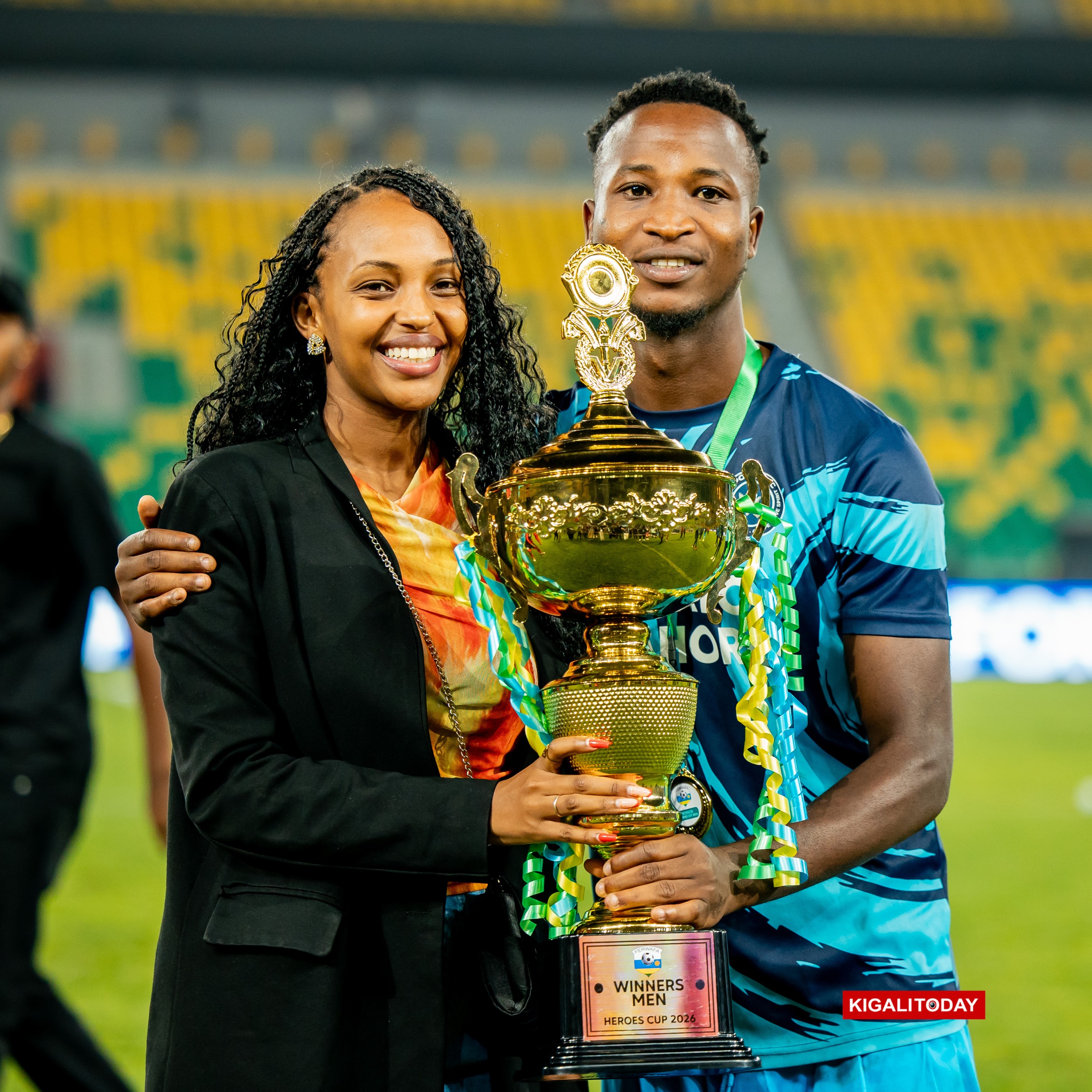 Byiringiro Lague yishimira igikombe hammer n'umugore we