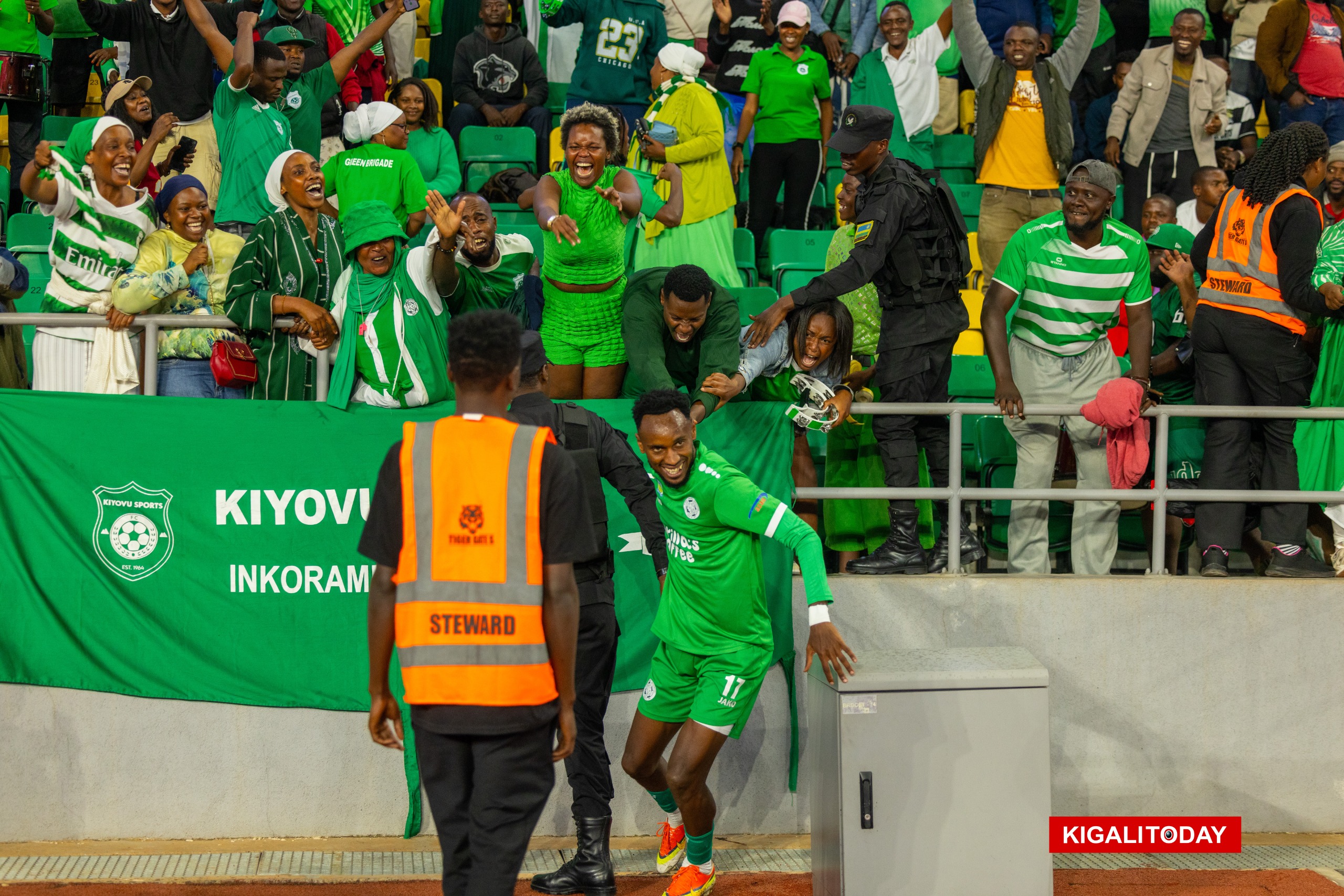 Harerimana Abdoulraziz watsindiye Kiyovu Sports yishimana n'abafana
