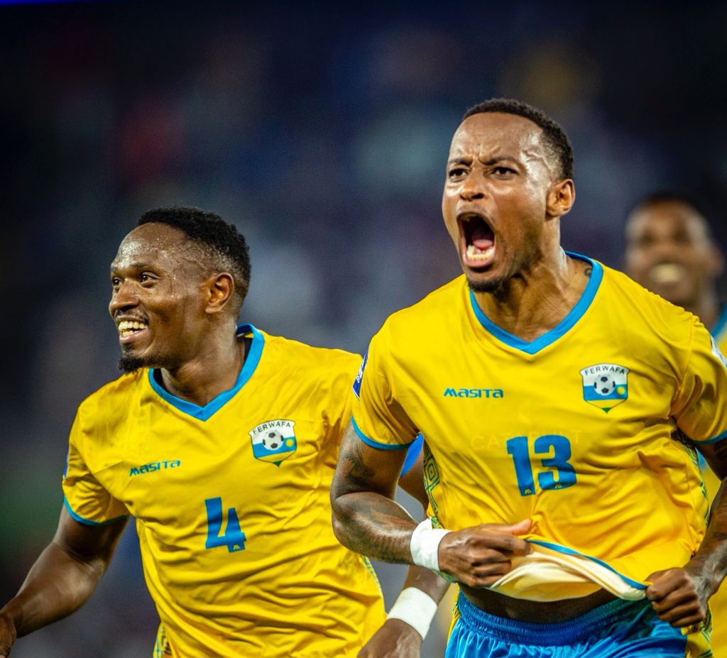 Leroy Jacques Mickels watsinze igitego cya mbere bwa mbere akinira Amavubi yishimira igitego hamwe na Bizimana Djihad 
