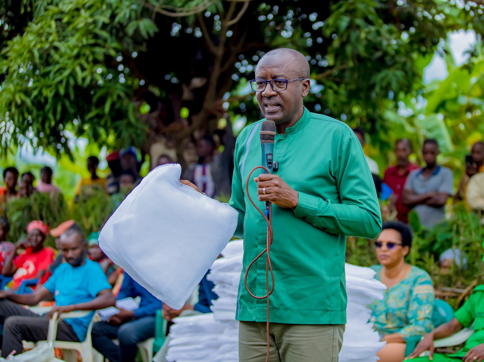 Mbonyumuvunyi Radjab uyobora Akarere ka Rwamagana yasobanuriye abaturage ko guhabwa inzitiramibu bidahagije ahubwo ko bakwiye kuyiryamamo uko bikwiye. Yanenze abazihabwa ariko ntibaziryamemo cyangwa bakazigurisha 