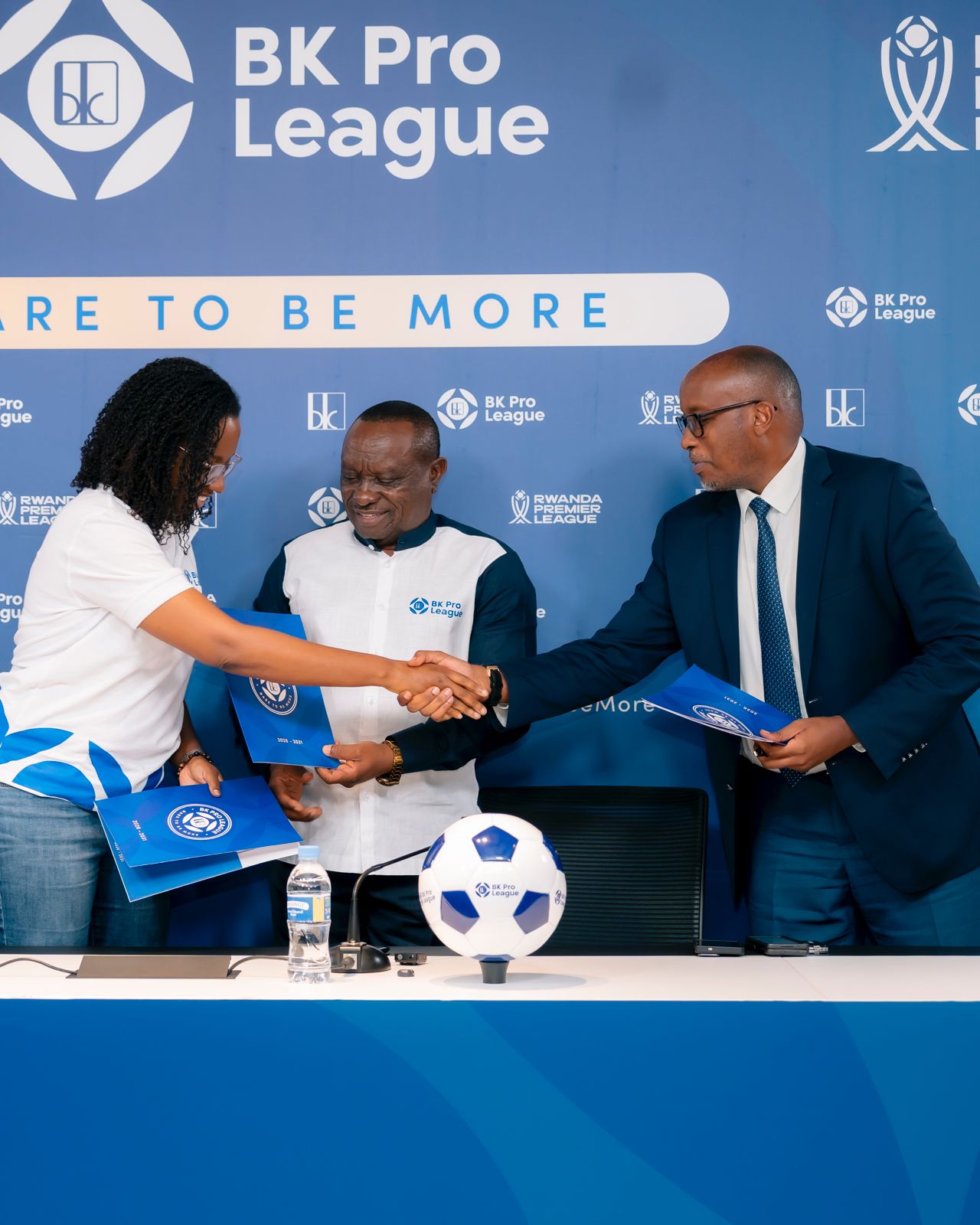 Umuyobozi Mukuru wa Banki ya Kigali Dr. Diane Karusisi (Ibumoso), Umuyobozi Mukuru wa Rwanda Premier League Hadji Mudaheranwa Yussuf (Hagati) na Perezida w'Impuzamashyirahamwe y'Umupira w'Amaguru mu Rwanda Shema Ngoga Fabrice