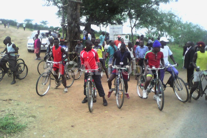 Abasiganwa ku magare nabo bari babukereye biteguye gushimisha abakunzi b'uyu mukino.