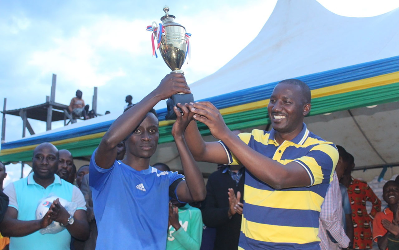 Ikipe ya Pepiniere ishyikirizwa igikombe n