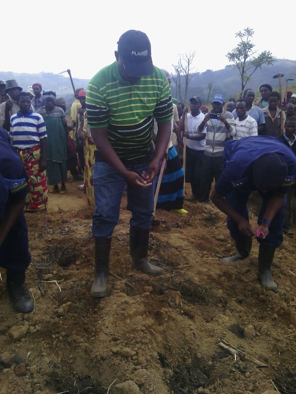 Umuyobozi w'akarere ka Nyaruguru wungirije Fabien Niyitegeka niwe watangije igikorwa cyo gutera imbuto z'ibigori.