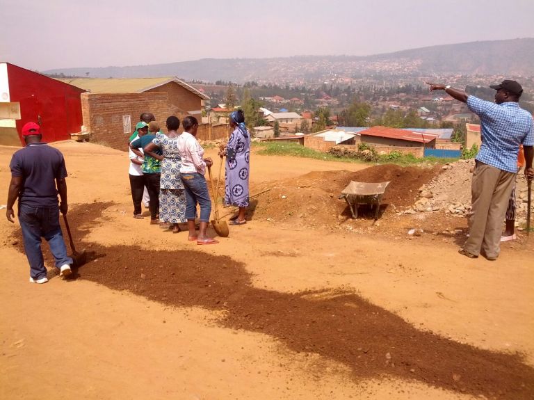 I Gikondo mu karere ka Kicukiro naho hakozwe umuganda wo gusibura imihanda.