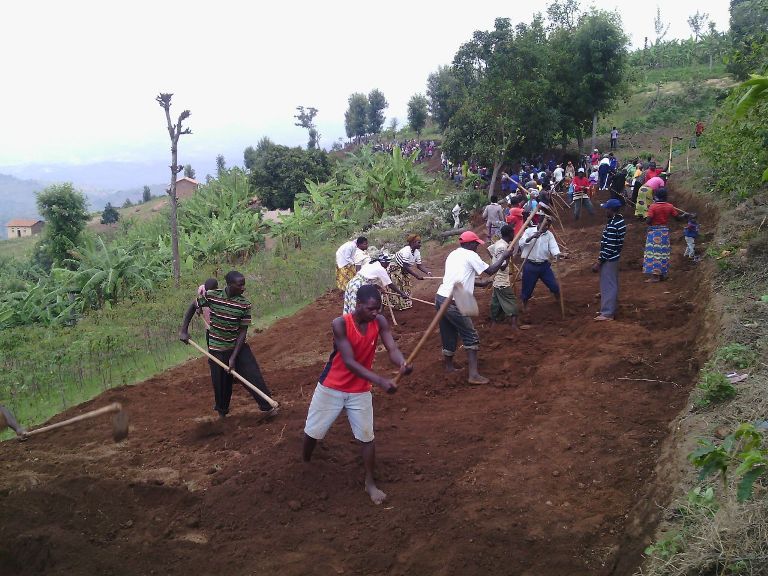 Aba banyamuhanga bari kwiharurira umuhanda, nk'uko bisanzwe bimenyerewe ko ibikorwa byinshi by'iterambere abaturage babigiramo uruhare.